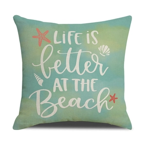 Detail van de katoen-linnen kussensloop met Life is Better at the Beach strandprint