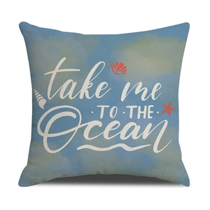 Detail van nautische kussenhoes met zeesterren, schelpenprints en tekst over de oceaan