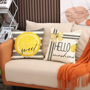 Set di 2 cuscini in lino grigio con stampa limone e testo HELLO sunshine sul divano