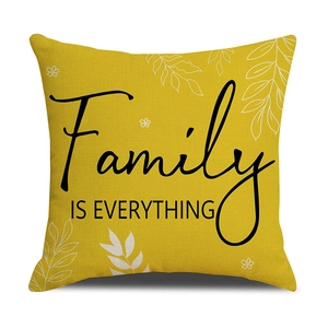 Détail d'une housse de coussin carrée jaune moutarde avec imprimé Family Is Everything