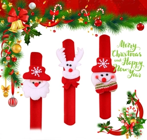 Détail de bracelets de Noël à claquer avec motifs de Père Noël, renne et bonhomme de neige