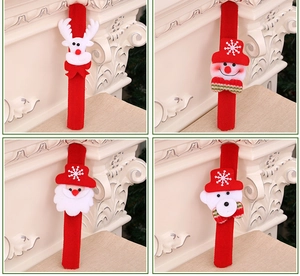 Détail de quatre bracelets de Noël à claquer avec Père Noël, bonhomme de neige et renne