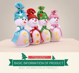 Detailansicht von vier bunten Plüsch-Schneemann-Geschenktüten mit festlichen Mützen