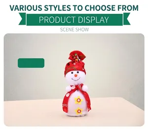 Weihnachts-Schneemann-Geschenktüte mit roter Mütze vor einem gemütlichen Kaminhintergrund