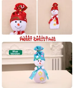 Detail der Weihnachts-Schneemann-Geschenktüte mit blauem Schal und gestreifter Strickmütze
