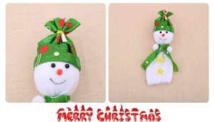 Detailaufnahme einer Plüsch-Schneemann-Geschenktüte mit grün gepunktetem Hut und Text