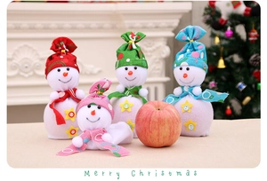 Nahaufnahme von Plüsch-Schneemann-Weihnachtstüten in Rot, Grün, Blau und Rosa