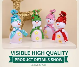 Detailansicht von vier bunten Schneemann-Geschenktüten mit Schal und Sternknopf-Deko