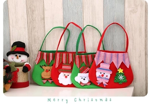 Detail van 4 kerstcadeauzakjes met patronen van de kerstman, rendieren, beren en sneeuwpoppen