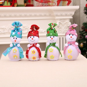 Set mit vier Plüsch-Schneemann-Geschenkboxen in Blau, Rot, Grün und Rosa für Weihnachten