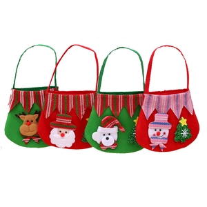 Set van 4 kerstcadeauzakjes van vilt met de Kerstman, Rendier, Beer en Sneeuwpop designs