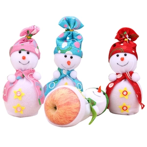 Weihnachts-Schneemann-Geschenktüten für Äpfel aus Filz in bunten Farben mit Sternknöpfen