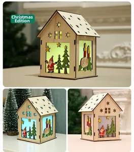 Détail d'une maison LED en bois Père Noël avec des motifs découpés au laser fins