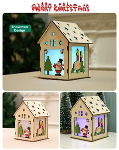 Détail d'une maison de Noël en bois avec motifs laser et éclairage LED multicolore
