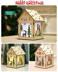 Vue détaillée de la maison de Noël en bois illuminée avec renne et lumière LED