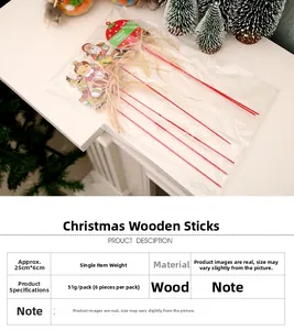 Détail des bâtonnets décoratifs de Noël en bois avec renne et père Noël peints