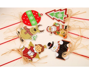 Détails de figurines de Noël en bois avec nœuds en raphia pour décorations de fête
