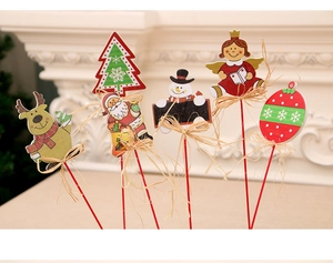 Lot de six pics de Noël en bois avec motifs du Père Noël, d'un renne et d'un bonhomme
