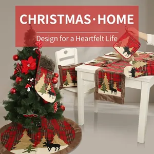 Detailaufnahme der roten Karo-Weihnachtstischmatte mit Elch- und Baum-Patchwork-Stickerei