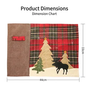 Detailansicht der Weihnachts-Tischmatte mit Karomuster und Rentier-Baum-Stickerei