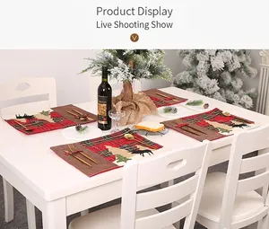 Detailansicht der Weihnachts-Platzsets mit Rentier-Stickerei und Bestecktasche