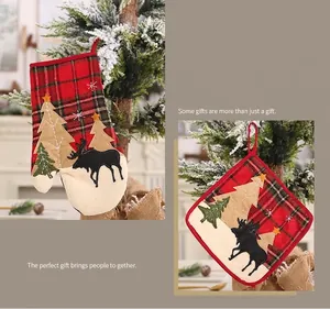 Detail von Weihnachts-Ofenhandschuh und Topflappen mit rotem Karo und Rentier-Stickerei