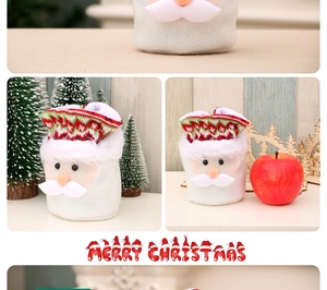 Detailansicht der Nikolaus-Geschenktüte mit roter Strickmütze und weichem Fleece-Stoff