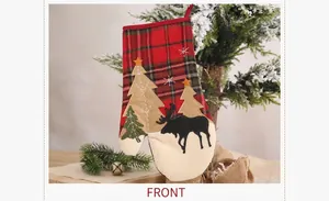 Nahaufnahme von Weihnachtshandschuh mit Karomuster und bestickter Rentier-Applikation