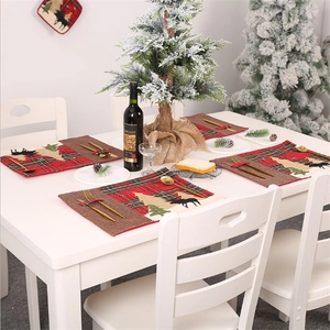 4er-Set Weihnachts-Tischsets mit Karomuster, Rentier und Baum auf weißem Küchentisch