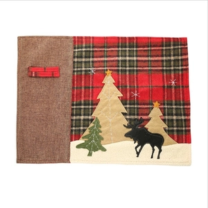Weihnachts-Tischset mit Karomuster, Rentier und Tannenbaum auf rustikalem Sackleinen
