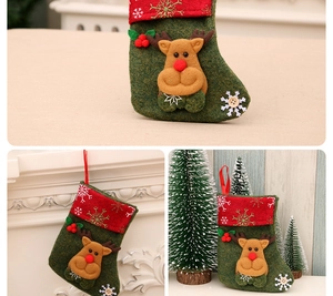 Detail eines Weihnachtsstrumpfs mit 3D-Rentier, Schneeflocken-Stickerei und roter Aufhängung