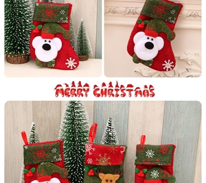 Detail der Weihnachtssocke mit 3D-Cartoon-Bär und Rentier-Plüschstickerei