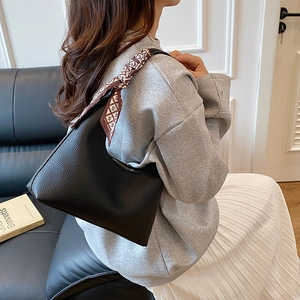 Sac à épaule demi-lune noir avec texture de litchi et foulard en soie imprimé élégant