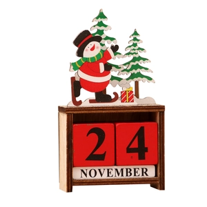 Calendario de Adviento de madera con muñeco de nieve, pinos y bloques de fecha