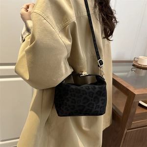 Sac bandoulière noir imprimé léopard avec boucle dorée et fine bandoulière élégante