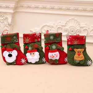 4er-Set Weihnachtsstrümpfe mit Weihnachtsmann, Schneemann, Bär und Rentier Dekorationen