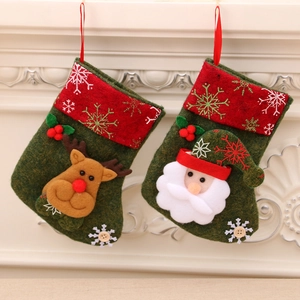 Weihnachtsstrumpf-Set mit Weihnachtsmann und Rentier Puppen auf grünem Filz für Deko