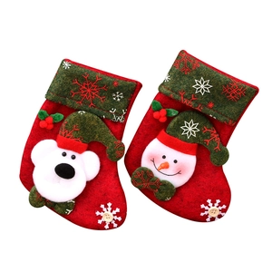Weihnachtssocken-Geschenktüten mit 3D-Eisbär- und Schneemann-Motiven auf rotem Filz