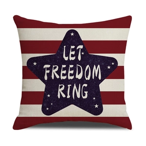 Dettaglio copricuscino in lino con strisce bandiera USA e stampa Let Freedom Ring