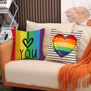 Set federe cuscino arcobaleno con scritta I Love You su un accogliente divano beige in salotto