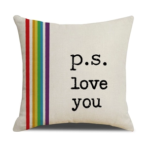 Dettaglio federa quadrata con strisce arcobaleno e stampa con testo p.s. love you