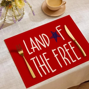 Detail eines roten Leinentischsets mit Aufdruck 'LAND OF THE FREE' für den Unabhängigkeitstag