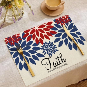 Detail der Leinentischmatte mit blau-rotem Blumenmuster und Faith-Zitatschrift