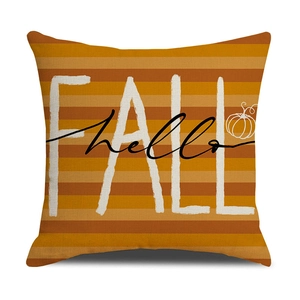 Dettaglio della fodera per cuscino Fall Hello con strisce arancioni e zucca