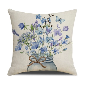 Amerikanischer Kissenbezug mit blauen und lila Blumen in einem Glas für das Sofa