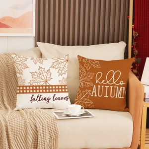 Zweiteiliges Set herbstlicher Kissenbezüge mit Ahornblatt-Motiv und Hello Autumn Schrift