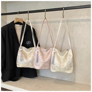 Vue détaillée de sacs cabas en jacquard aux motifs orientaux et glands élégants