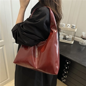 Bolso tote granate brillante para mujer con correa ancha de hombro y acabado de charol
