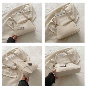 Vues détaillées du sac crème avec boucle argentée et sa petite pochette assortie