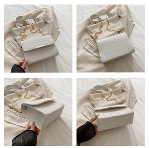 Détails du sac bandoulière blanc texturé avec boucle dorée et élégante bandoulière chaîne